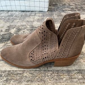 Vince Camuto Prasata Bottie - Great Condition